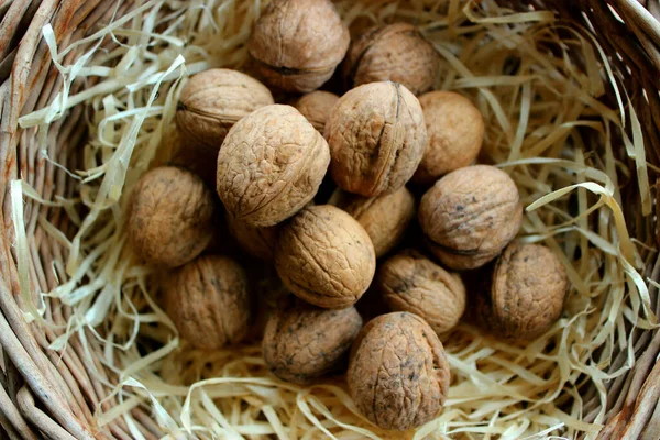 Yakından bakınca, ahşap talaşlı ceviz yığını resmin kenarına odaklanmış gibi görünüyor. 