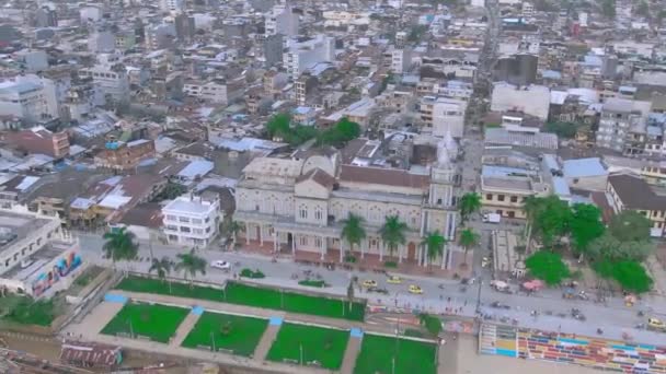 Toma Aerea Catedral Catolica Quibdo Con Zonas Verdes Arboles Cerca — Stock video