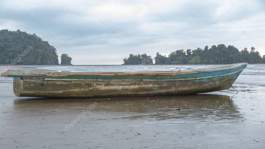 canoa lancha detenida en la orilla del mar