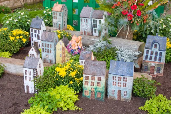 Schönes Altes Holzhaus Mit Blumen — Stockfoto
