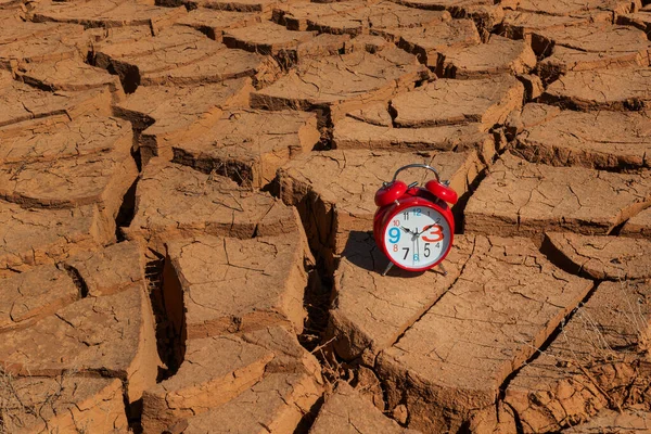 沙漠中破碎的粘土上的闹钟 — 图库照片