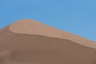 Bir yaz gününde büyük kum tepeciği