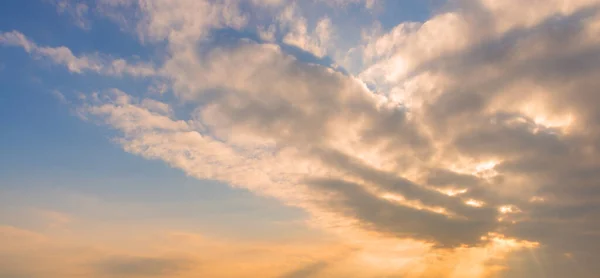 Hintergrundfotos Eines Ausdrucksstarken Himmels Mit Farbigen Wolken — Stockfoto