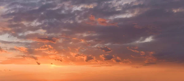 Фон Фотографии Выразительного Неба Цветными Облаками — стоковое фото