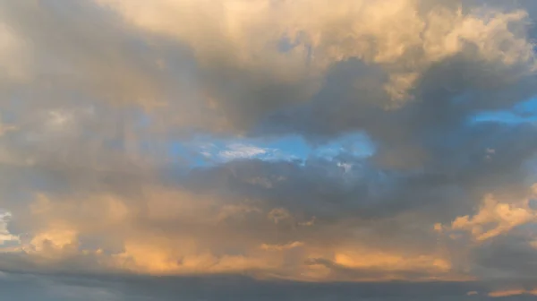 Φόντο Φωτογραφίες Ενός Εκφραστικού Ουρανού Χρωματιστά Σύννεφα — Φωτογραφία Αρχείου