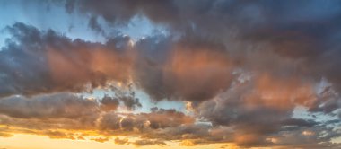 Renkli bulutlu ve dışavurumcu gökyüzünün arkaplan fotoğrafları
