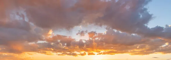 Hintergrundfotos Eines Ausdrucksstarken Himmels Mit Farbigen Wolken — Stockfoto
