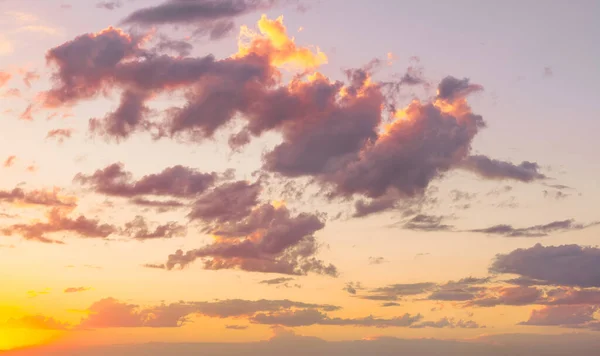 Foto Sfondo Cielo Espressivo Con Nuvole Colorate — Foto Stock