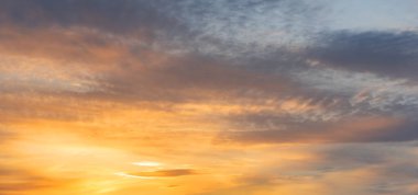 Renkli bulutlu ve dışavurumcu gökyüzünün arkaplan fotoğrafları