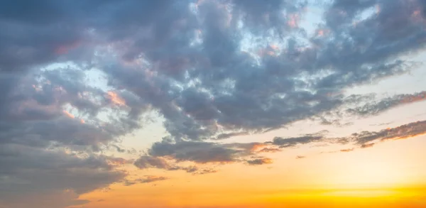 Fotos Fundo Céu Expressivo Com Nuvens Coloridas — Fotografia de Stock