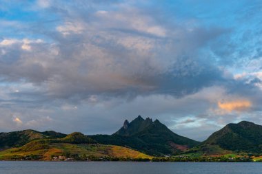 Mauritius adasında pitoresk bir koy.