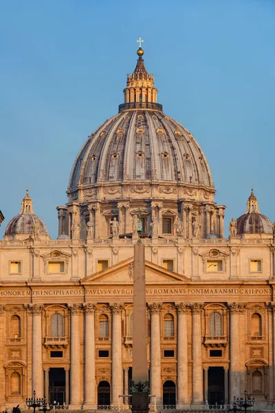 Vatikan, 05 / 25 / 2019. Aziz Peter 'ın Vatikan Katedrali' nde Latince 