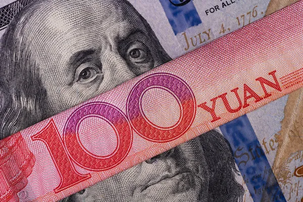 断片的な100中国元と100米ドル札を重ねる — ストック写真