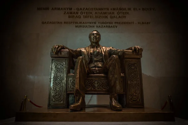 カザフスタン初代大統領ヌルスルタン ナザルバエフを描いた彫刻 — ストック写真