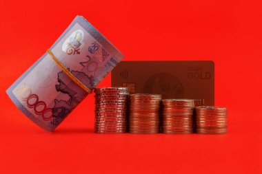  Kaspi Bankası 'nın avuç içi kartının bir parçasında 100 Kazakistan parası var.