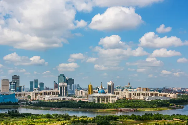 以哈萨克斯坦总统官邸为中心的阿斯塔纳市中心的风景 充满了夏日气息 — 图库照片