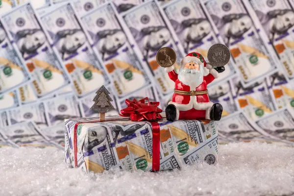 Keramická Figurka Santa Clause Drží Jedné Ruce Dolar Mince Druhé — Stock fotografie