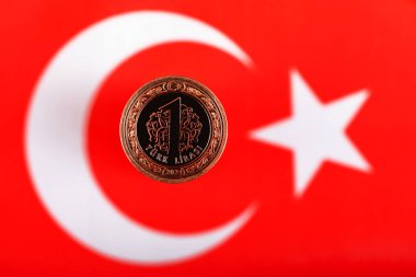 Türk bayrağının arka planında 1 lira para