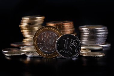 1 ve 10 Rus rublesi değerinde sikkeler