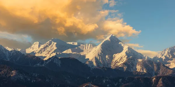 Das Gebirge Zailiyskiy Alatau Frühen Morgen Unter Dem Ausdrucksstarken Himmel — Stockfoto