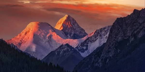 Khan Tengri (Cennetin Kralı) Sabahın erken saatlerinde zirve