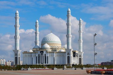 Astana 'nın başkenti Kazakistan' daki Hazret Sultan Camii.