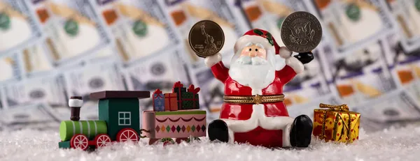 Керамическая Фигурка Санта Клауса Держащая Одной Руке Монету Доллар Другой — стоковое фото