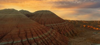 Kazakistan 'daki Altyn Emel Ulusal Parkı' nın dağlarında katmanlı kırmızı kil yatakları