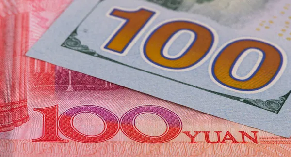 Üst Üste Binen 100 Çin Yuanı 100 Amerikan Doları — Stok fotoğraf