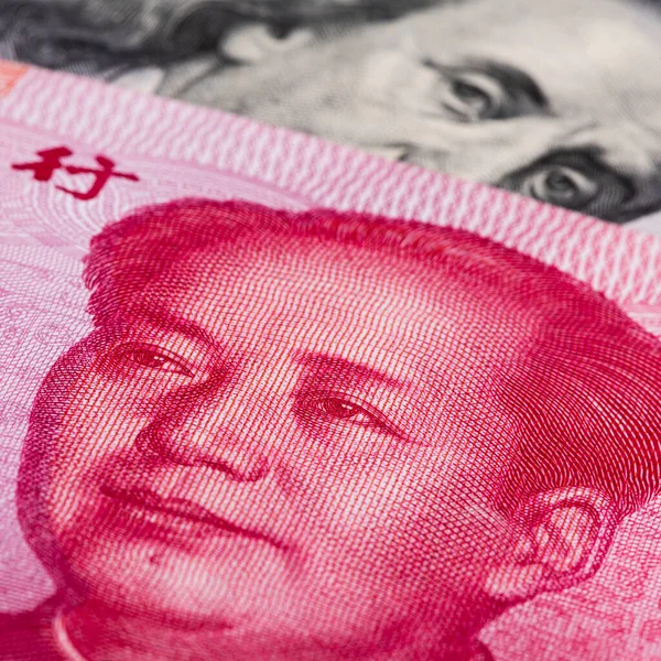 Üst Üste Binen 100 Çin Yuanı 100 Amerikan Doları — Stok fotoğraf