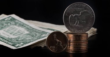 1 Amerikan doları sikkeleri ve bir deste eski 1 dolarlık banknotlar