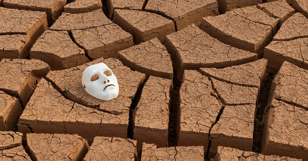 沙漠中破碎的粘土和白色的面具 — 图库照片