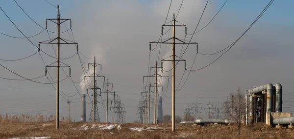 Líneas Transmisión Electricidad Alta Tensión Sobre Fondo Chimeneas Humeantes Una — Foto de Stock