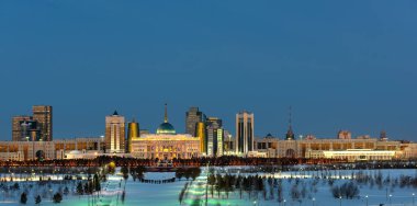 Kazakistan 'ın başkenti Astana şehri, başkanlık konutu ve idari binalar kış sabahının erken saatlerinde