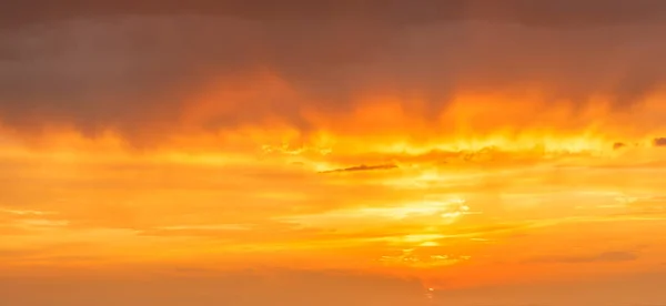 Fotos Fundo Céu Expressivo Com Nuvens Coloridas — Fotografia de Stock