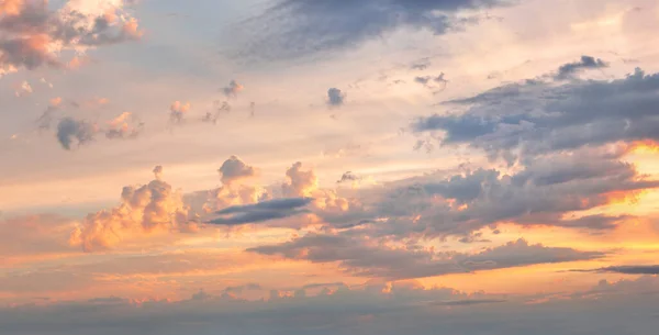 Hintergrundfotos Eines Ausdrucksstarken Himmels Mit Farbigen Wolken — Stockfoto