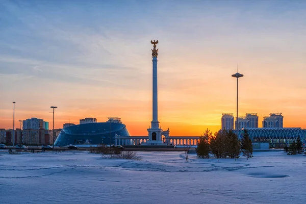 位于哈萨克斯坦首都努尔苏丹市独立广场的哈萨克国家纪念碑 — 图库照片