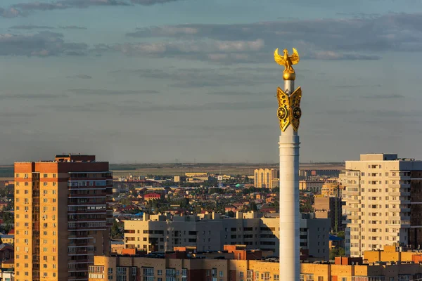 位于哈萨克斯坦首都努尔苏丹市独立广场的哈萨克国家纪念碑 — 图库照片
