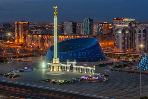 カザフスタンの首都の独立広場にあるカザフスタン国記念碑 Nur Sultanの街 — ストック写真