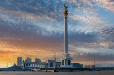 Nur-Sultan, Kazkistan, 04.13.2019. Kazakistan 'ın başkenti Kazakistan' daki Bağımsızlık Meydanı 'ndaki Kazak kırsal anıtı. Nur-Sultan şehri.