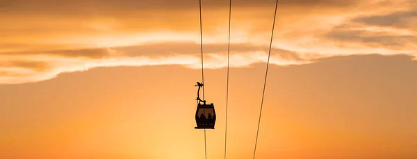 Silhouetten Van Mensen Cabine Van Luchtgondelbaan Een Zomeravond — Stockfoto