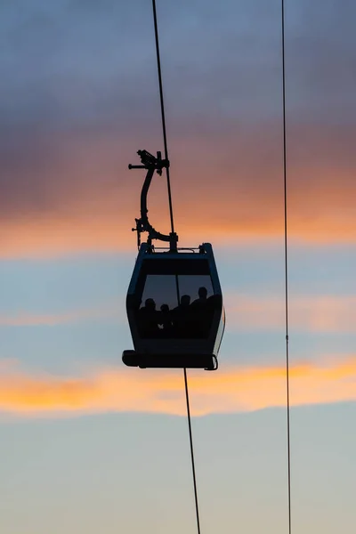 Силуэты Людей Салоне Воздушной Гондолы Летний Вечер — стоковое фото