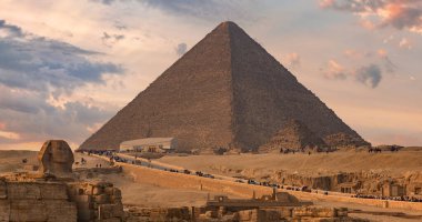 Giza platosunda Sfenks ve piramitler