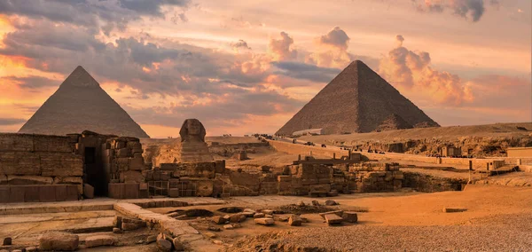 Giza platosunda Sfenks ve piramitler
