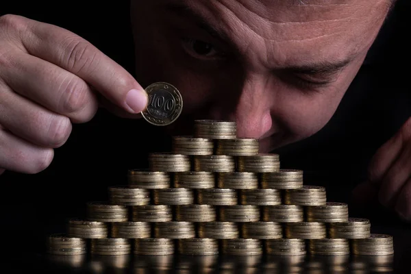 100 Monedas Tenge Kazajas Apiladas Forma Pirámide Cara Hombre — Foto de Stock