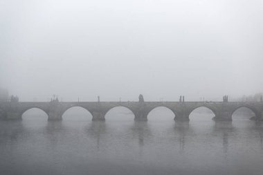 Çek Cumhuriyeti 'nin ünlü Charles Bridges' inde sisli bir sabah alacakaranlığı. Prag şehri.