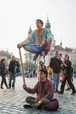 Prag, Çek Cumhuriyeti, 03.29.2014. Eski Şehir Meydanı 'ndaki sokak illüzyonistlerinin performansı