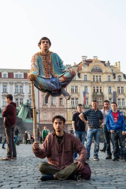 Prag, Çek Cumhuriyeti, 03.29.2014. Eski Şehir Meydanı 'ndaki sokak illüzyonistlerinin performansı