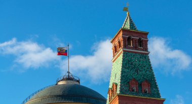 Moskova Kremlin Kulesi ve Rusya 'nın ulusal bayrağı. Senato Sarayı' nın kubbesinde iki başlı bir kartal var.