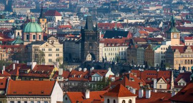 Prag, Çek Cumhuriyeti, 04.01.2014. Çek başkenti Prag 'ın birçok kırmızı çatısı, kilisesi ve kulesi olan eski ilçesinin manzarası